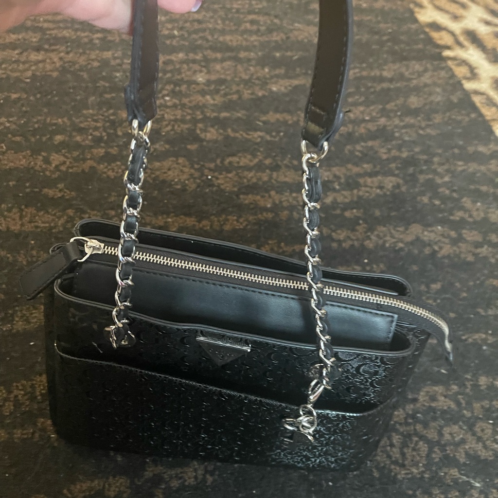 Guess Purse With Several Pockets